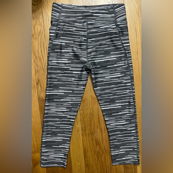 Under Armour HeatGear Compression Capri Leggings Abstract Stripe Size XS - Picture 4 of 6